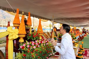 ແຂວງໄຊສົມບູນ ສະເຫຼີມສະຫຼອງ ຫໍຫຼັກເມືອງ 