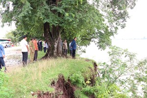 ເຈົ້າແຂວງຄຳມ່ວນລົງເບິ່ງເສັ້ນທາງທີ່ຮັບຜົນກະທົບໃນໄລຍະລະດູຝົນຜ່ານມາ