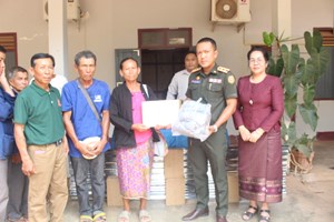 ຫ້ອງການ ຮສສ ເມືອງອຸທຸມພອນ ມອບສັງກະສີ ໃຫ້ຄອບຄົວທີ່ໄດ້ຮັບຜົນກະທົບລົມພະຍຸພັດ 