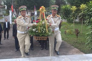 ການນຳພັກ-ລັດ ແຂວງຜົ້ງສາລີ ວາງກະຕ່າດອກໄມ້ຢູ່ອະນຸສາວະລີ ປະທານ ໄກສອນ ພົມວິຫານ