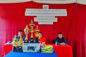 ໂຮງຮຽນມັດທະຍົມສົມບູນອົ້ນນ້ອຍໄດ້ຮັບເຄື່ອງຊ່ວຍເຫຼືອ