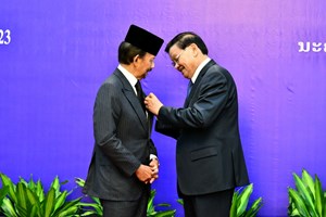 ລັດຖະບານ ແຫ່ງ ສປປ ລາວ ປະດັບຫຼຽນຄໍາແຫ່ງຊາດ 