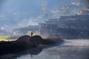 ໃນຕອນທ້າຍລະດູໃບໄມ້ຫຼົ່ນ ນັດພົບກັນທີ່ກິ່ງແຂວງຫົງເຫີ