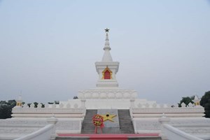 ການນຳກະຊວງ ປກສ ວາງພວງມາລາ ແລະ ກະຕ່າດອກໄມ້ໃນໂອກາດວັນສ້າງຕັ້ງຄົບຮອບ 63ປີ