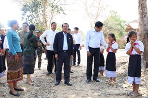 ອະດີດນາຍົກລັດຖະມົນຕີ ຢ້ຽມຢາມປະຊາຊົນບ້ານນາຕານເມືອງນາກາຍ