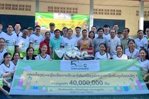  ທະນາຄານການຄ້າຕ່າງປະເທດຫວຽດນາມ ມອບອຸປະກອນການສຶກສາ-ກິລາ 