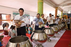 ການນໍາແຂວງຄໍາມ່ວນຮ່ວມໃສ່ບາດໃນງານບຸນອອກພັນສາ ປະຈໍາປີ 2023