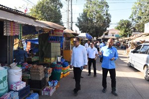 ຈັດສັນຄືນໃໝ່ຮ້ານຂາຍເຄື່ອງຕາມບ່າທາງຕະຫຼາດຫຼັກ 8 ເພື່ອຄວາມເປັນລະບຽບ