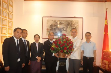 ການນໍາແຂວງຫຼວງພະບາງ ເຂົ້າອວຍພອນກົງສູນໃຫຍ່ ສປ ຈີນ ປະຈຳພາກເໜືອ