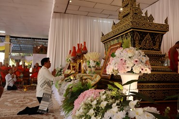 ຄໍາມ່ວນເຄື່ອນຍ້າຍສະຣິຣະສັງຂານຍາທ່ານໃຫຍ່ ມະຫາ ໜູໄຕ ແກ້ວມະນີໄຊຂຶ້ນສູ່ສາລາໂຮງທັມ ວັດຈອມທອງ