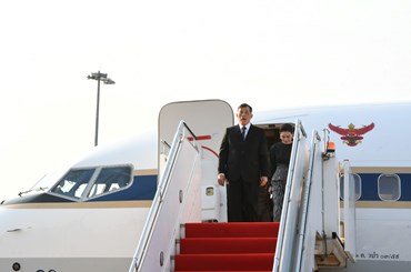 ພະບາດສົມເດັດ ພຣະວະຊິຣະເກົ້າເຈົ້າຢູຫົວ ແລະ ສົມເດັດພະນາງເຈົ້າ ພຣະບໍຣົມລາຊິນີ ແຫ່ງ ຣາຊະອານາຈັກໄທເດີນທາງເຖິງນະຄອນຫຼວງວຽງຈັນ