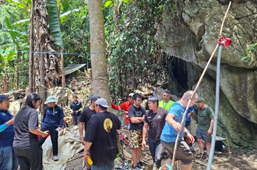 ປັດຈຸບັນ ເຈົ້າໜ້າທີ່ກ່ຽວຂ້ອງທັງພາຍໃນ ແລະ ຕ່າງປະເທດ ໄດ້ສືບຕໍ່ຄົ້ນຫາດຳເນີນການຄົ້ນຫາຜູ້ປະສົບໄພຕິດທີ່ຍັງຕິດຄ້າງຢູ່ໃນຖໍ້າບ້ານພັນໄຊ