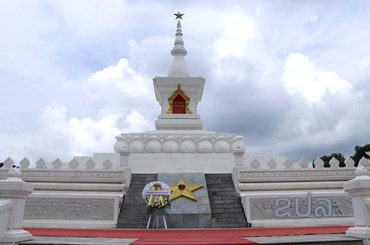 ປະທານາທິບໍດີ ສສ ມຽນມາ ວາງພວງມາລາຢູ່ອະນຸສາວະລີນັກຮົບນິລະນາມ