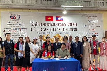 ສະມາຄົມນັກທຸລະກິດໜຸ່ມໂຮ່ຈິມິນ ມອບຫໍສະໝຸດໃຫ້ໂຮງຮຽນມິດຕະພາບລາວ-ຫວຽດ​ນາມ ແຂວງອັດຕະປື.