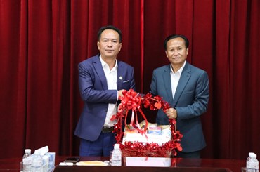 ການນຳແຂວງຊຽງຂວາງອວຍພອນຊາວ​ຫວຽດ​ນາມໂອ​ກາດວັນຊາດຄົບ​ຮອບ 81 ປີ