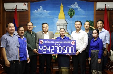 ສະມາຄົມນັກທຸລະກິດໜຸ່ມແຂວງຄຳມ່ວນ ມອບເງິນ-ວັດຖຸກວ່າ 400 ລ້ານກີບຊ່ວຍຜູ້ປະສົບໄພນໍ້າຖ້ວມ