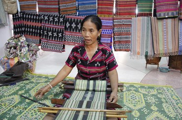 ຫັດຖະ​ກໍາ​ຕໍ່າ​ແຜ່ນ​ເອກະລັກ​​ພູມ​ປັນຍາ​​ເຜົ່າ​ກະ​ຕູ່​