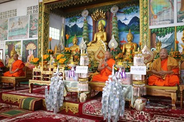 ທ່ານ ນາງ ວຽງທອງ ສີພັນດອນ ຮ່ວມໃສ່ບາດບຸນອອກພັນສາປະວໍຣະນາປີ 2026 ທີ່ຄໍາມ່ວນ