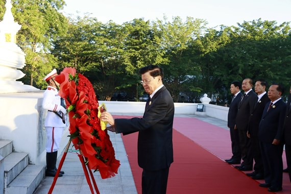 ວາງພວງມາລາ ແລະ ກະຕ່າດອກໄມ້ ໃນໂອກາດ50 ປີວັນສະຖາປະນາ ສປປ ລາວ