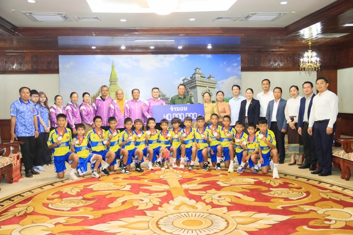 ນວ ມອບເງິນ 40 ລ້ານກີບ ສົ່ງເສີມທີມ ເບ ສະຫວັນ ທີ່ສ້າງຜົນງານໄດ້ແຊັມເຕະບານນາໆຊາດ ທີ່ ສສ ຫວຽດນາມ