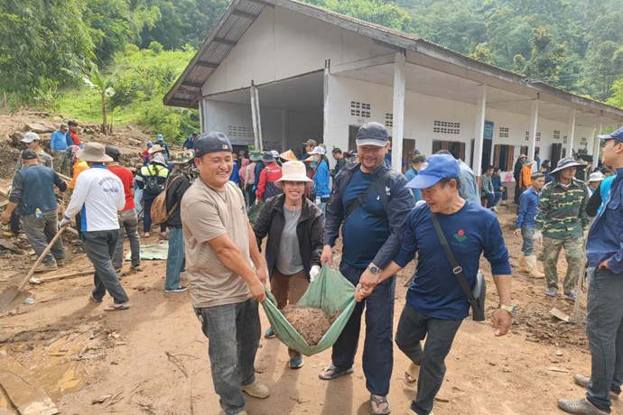 ສະມາຊິກກຳມະບານອ້ອມຂ້າງແຂວງອຸດົມໄຊ ຮ່ວມໃຈອະນາໄມຟື້ນຟູໂຮງຮຽນ ທີ່ໄດ້ຮັບຜົນກະທົບຈາກໄພທຳມະຊາດ