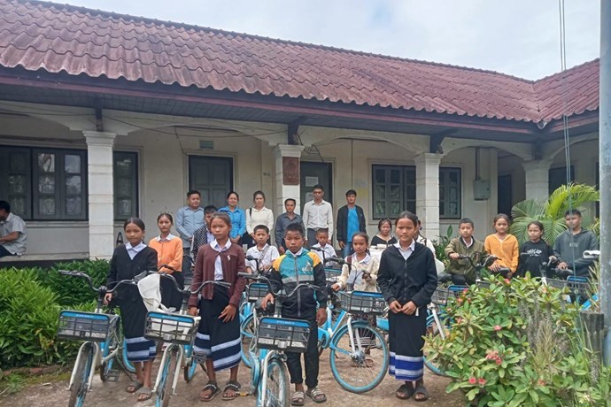 ນັກຮຽນ ທີ່ຂາດເຂີນແຕ່ມີຜົນການຮຽນດີ ຢູ່ເມືອງຜາອຸດົມ 30ຄົນໄດ້ຮັບລົດຖີບ