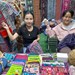 ສືບສານພູມປັນຍາ "ຜ້າຂຽນທຽນ" ຈາກຫັດຖະກໍາພື້ນບ້ານ ສູ່ການສ້າງລາຍຮັບໃຫ້ຊຸມຊົນເຜົ່າມົ້ງ