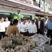 ທ່ານນາງ ວຽງທອງ ສີພັນດອນ ຢ້ຽມຊົມຮ້ານວາງສະແດງ ຊຸກຍູ້ສິນຄ້າທ້ອງຖິ່ນໃນງານບຸນອອກພັນສາ ທີ່ຄຳມ່ວນ