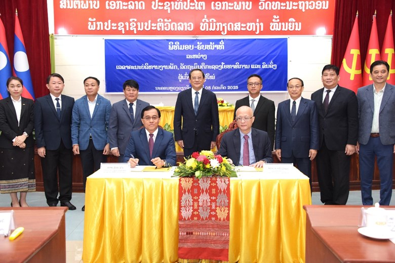 ມອບ-ຮັບໜ້າທີ່ ລັດຖະມົນຕີ ກະຊວງໂຍທາທິການ ແລະ ຂົນສົ່ງ ຜູ້ເກົ່າ-ຜູ້ໃໝ່