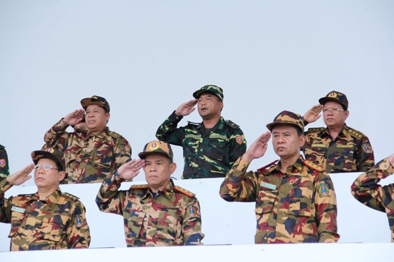 ກໍາລັງ ປກຊ-ປກສ ສະແດງທົດລອງການສວນສະໜາມ ສະຫຼອງວັນສະຖາປະນາ ສປປ ລາວ ຄົບຮອບ 50 ປີ