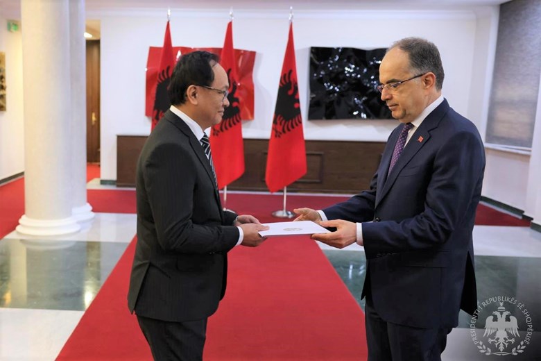 ທູດລາວ ຍື່ນສານຕາຕັ້ງຕໍ່ ປະທານາທິບໍດີ ສ ອານບານີ