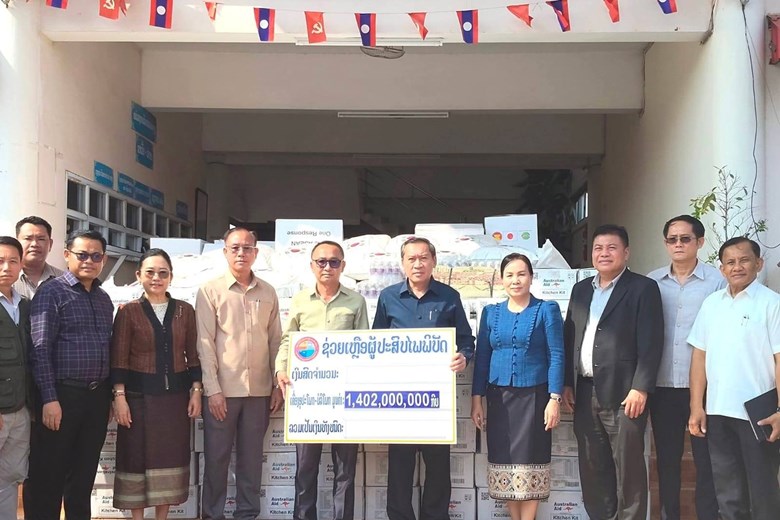 ລັດຖະມົນຕີ ຮສສ ມອບເຄື່ອງບັນເທົາທຸກສຸກເສີນໃຫ້ປະຊາຊົນຜູ້ໄດ້ຮັບຜົນກະທົບຈາກພາຍຸໝາກເຫັບຕົກຢູ່ເມືອງສີໂຄດຕະບອງ