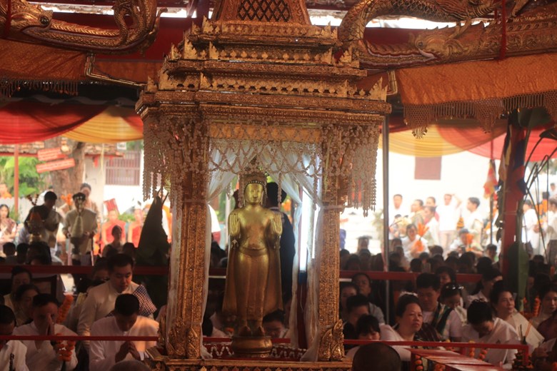 ມວນຊົນຊາວຫຼວງພະບາງ ຮ່ວມອັງເຊີນອົງພະບາງພຸດທະຣາວັນ ລົງຫົດສົງໂອກາດບຸນປີໃໝ່