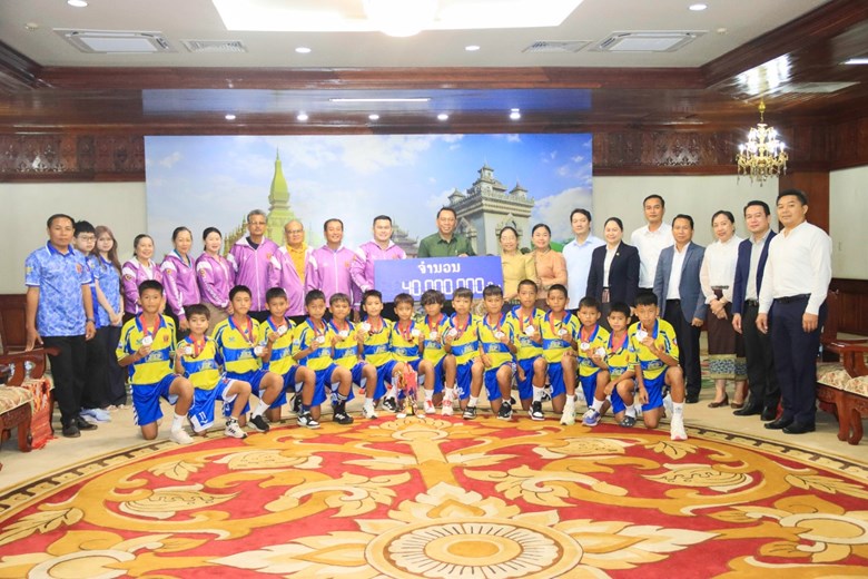 ນວ ມອບເງິນ 40 ລ້ານກີບ ສົ່ງເສີມທີມ ເບ ສະຫວັນ ທີ່ສ້າງຜົນງານໄດ້ແຊັມເຕະບານນາໆຊາດ ທີ່ ສສ ຫວຽດນາມ