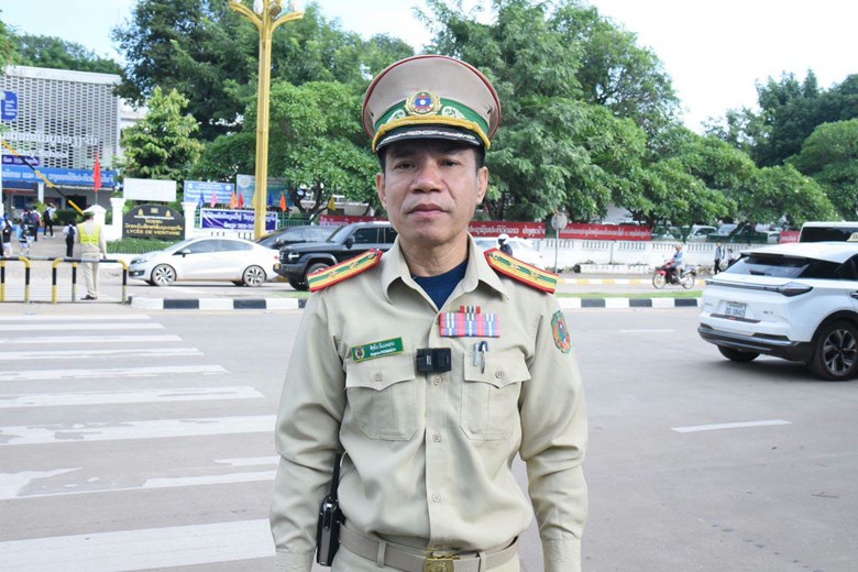 ຕໍາຫຼວດຈະລາຈອນ ນວ ວາງກໍາລັງ 127 ຈຸດ ອຳນວຍຄວາມສະດວກໄລຍະເປີດສົກຮຽນໃໝ່
