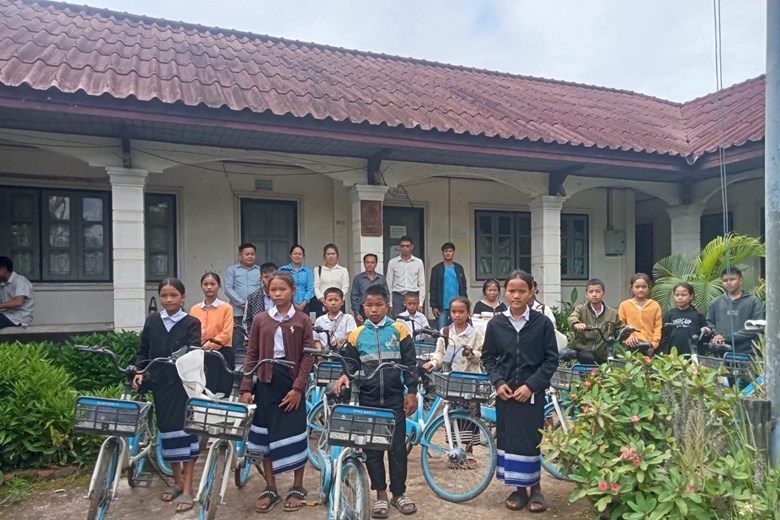 ນັກຮຽນ ທີ່ຂາດເຂີນແຕ່ມີຜົນການຮຽນດີ ຢູ່ເມືອງຜາອຸດົມ 30ຄົນໄດ້ຮັບລົດຖີບ