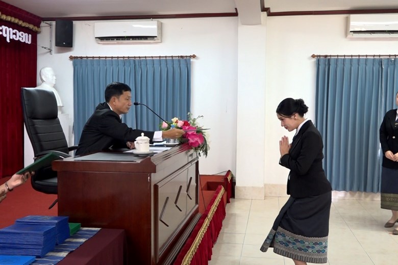 ສະຖາບັນວິຈິດສິນແຫ່ງຊາດ ມອບໃບປະກາສະນີຍະບັດໃຫ້ຜູ້ສຳເລັດການສຶກສາ