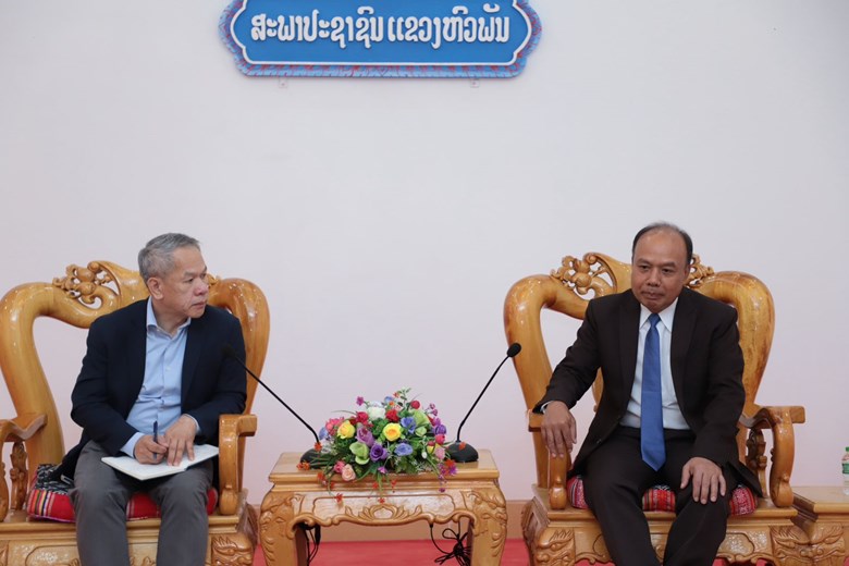 ມອບອຸປະກອນຮັບໃຊ້ຫ້ອງການໃຫ້ 53 ຕາແສງ ທົ່ວແຂວງຫົວພັນ