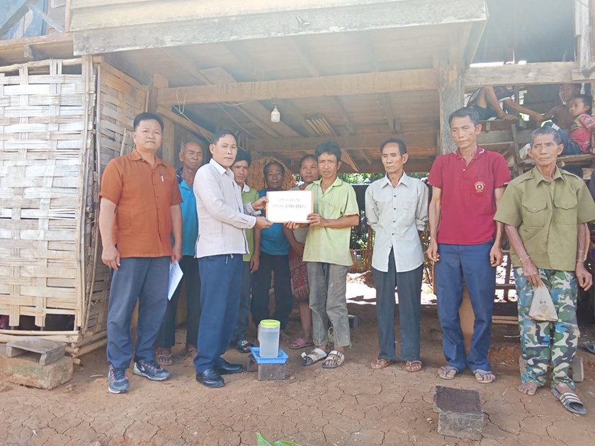 ມອບເງິນໃຫ້ຄອບຄົວຖືກເຄາະຮາຍຈາກໄພນ້ຳຖ້ວມ ຢູ່ບ້ານ ກໍ່າ