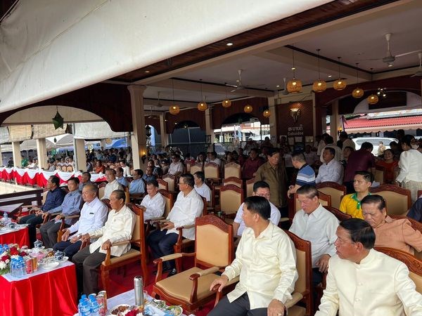 ຊ່ວງເຮືອທີ່ນະຄອນຫຼວງ ພະບາງ ປີນີ້ຈັດຂຶ້ນຢ່າງຄຶກຄື້ນ ໂດຍມີສີພາຍ ແລະເຮືອຊ່ວງຕ່າງແຂວງເຂົ້າຮ່ວມແຂ່ງຂັນ