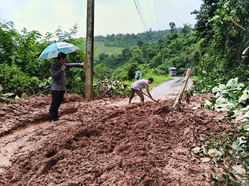 ເຈົ້າເມືອງແບງ ລົງເຄື່ອນໄຫວຕິດຕາມສະພາບຝົນຕົກນ້ຳຖ້ວມຢູ່ພາຍໃນເມືອງ
