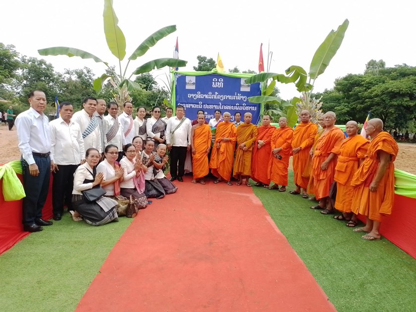 ວາງສີລາລຶກໂຄງການກໍ່ສ້າງອານຸສາວະລີຮູບຫຼໍ່ເຄີ່ງຄີງຂອງປະທານໄກສອນພົມ ວິຫານ