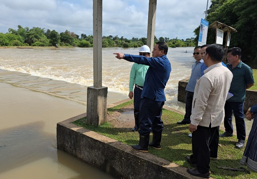 ເຈົ້າແຂວງສະຫວັນະເຂດ ລົງຕິດຕາມສະພາບນ້ຳຖ້ວມຢູ່ເມືອງຈຳພອນ