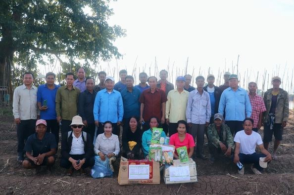ເຈົ້າເມືອງມຸນລະປາໂມກ ຕິດຕາມຊຸກຍູ້ກຸ່ມຜະລິດປູກພຶດເປັນສິນຄ້າຈຸດດອນພວນ