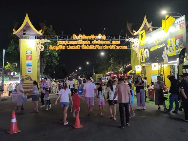 ກິດຈະກຳໃນງານບຸນອອກພັນສາປະວໍຣະນາ ແລະ ຊ່ວງເຮືອປະເພນີ ທີ່ທ່າວັດຈັນ  ມີສິນຄ້າຫຼາຍປະເພດມາວາງຂາຍ
