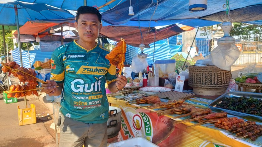 ເຂົ້າຫຼາມ-ປີ້ງໄກ່ ເອກະລັກຂອງລາວທີ່ຂາຍໃນງານບຸນພະທາດຫຼວງ