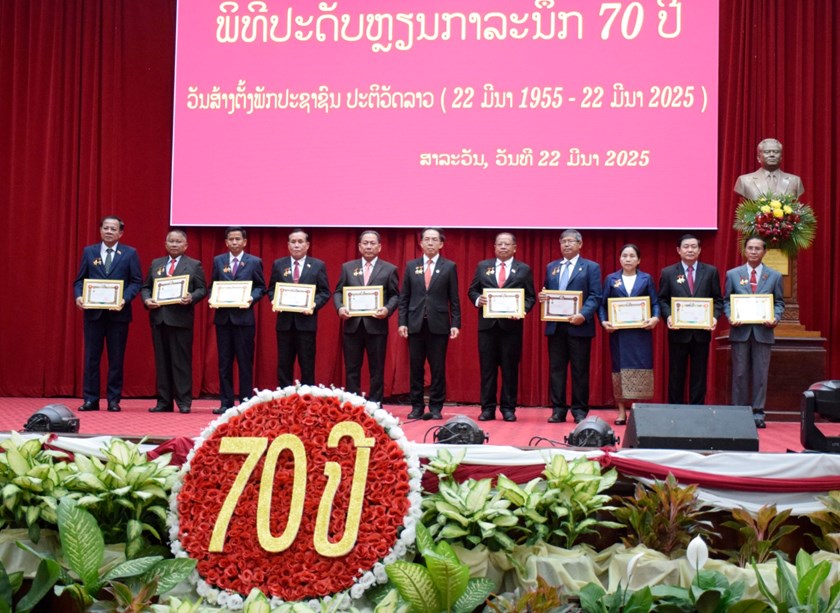 ສາລະວັນ ປະດັບຫຼຽນກາລະນຶກ 70 ປີໃຫ້ບັນດາການນໍາ-ອະດີດການນຳຂັ້ນແຂວງ.