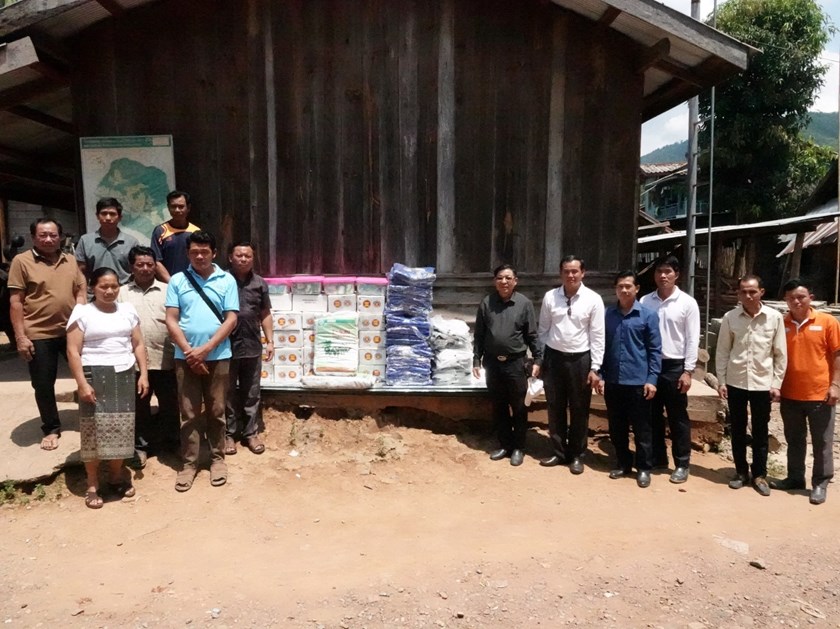 ຮອງເຈົ້າແຂວງຊຽງຂວາງມອບເຄື່ອງໃຫ້ບ້ານລ້ອງຄາວ