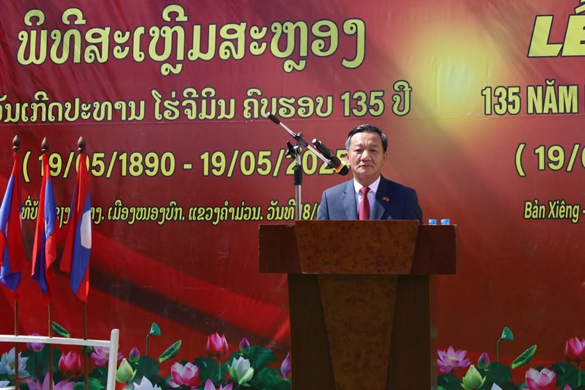 ສະເຫຼີມສະຫຼອງວັນເກີດຂອງປະທານໂຮ່ຈິມິນ ຄົບຮອບ 135 ປີ