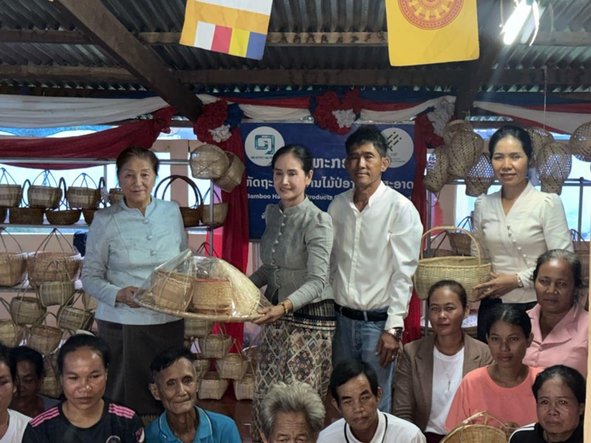 ທ່ານຮອງປະທານປະເທດ ເຄື່ອນໄຫວຢຽ້ມຢາມແ ແລະ ເຮັດວຽກຢູ່ເມືອງໂຂງ